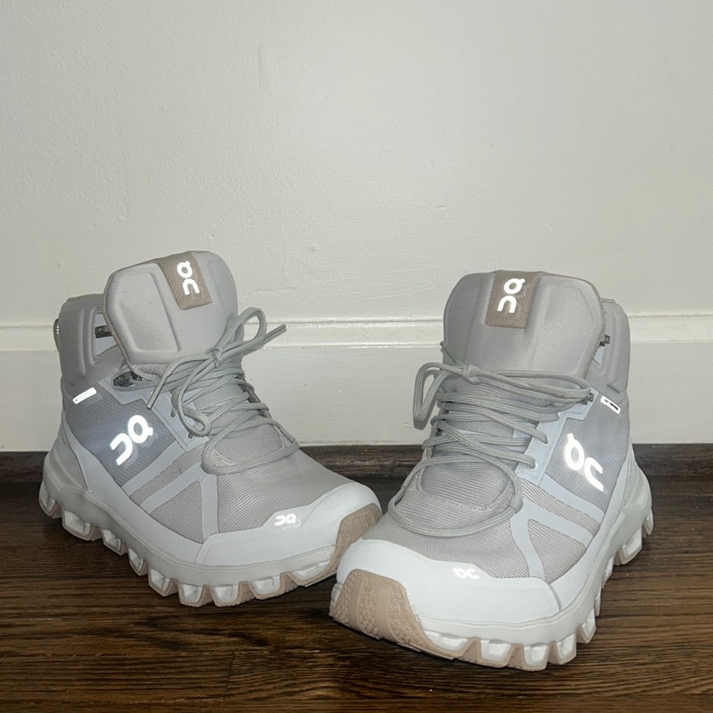 ON CLOUD HIKING SHOES brand new never worn